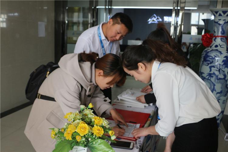 青蜂网络科技召开20客户服务咨询会议，共筑服务新生态